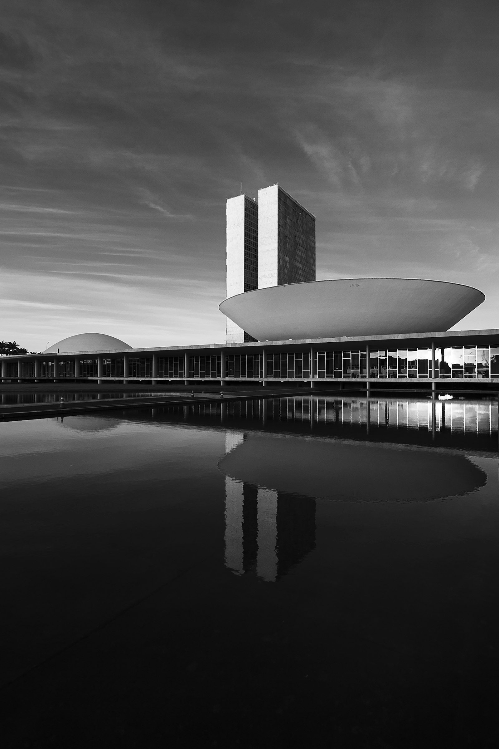 Congresso Nacional em Brasília, em preto e branco, refletido no espelho d'água
